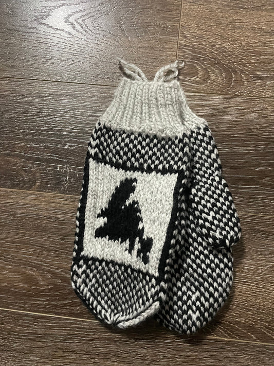 Newfoundland Map Ladies Mittens - Black/Grey